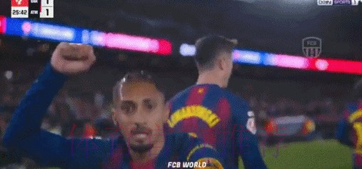 巴萨9000万巨星救主:单刀打空门 亲吻队徽!4万人鼓掌致敬 巴萨9000万巨星救主:单刀打空门 亲吻队徽!4万人鼓掌致敬